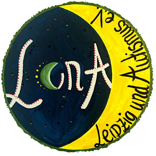 Das handgemalte Logo von LunA – Leipzig und Autismus e.V. Es ist ein Kreis, der den zunehmenden Mond mit goldgelber Mondsichel zeigt, ausgehend vom rechten Rand und nach links geöffnet. Auf der Sichel steht in schwarzer, loser Schreibschrift etwa von 5 nach 1 Uhr verlaufend „Leipzig und Autismus e.V.“. Im dunklen, beschatteten, tiefblauen, linken Teil des Mondes steht „LunA“ waagerecht ebenfalls in loser Schreibschrift in weißen Buchstaben mit roten Punkten an deren Kanten. Dabei sind der erste Buchstabe „L“ und der letzte „A“ großgeschrieben, der linke Bogen des kleinen „u“ als grüne, abnehmende, nach rechts geöffnete Mondsichel dargestellt. Der gesamte Kreis ist von einem leicht zerfaserten grünen Rand begrenzt.