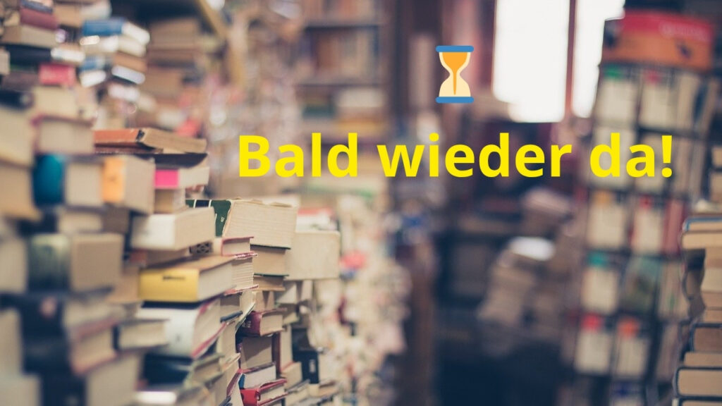 Der Blick hinein in einen Buchladen zwischen Stapeln von Büchern hindurch. Die Bücher sind lediglich im Vordergrund links scharf, der Rest des Bildes ist unscharf. Im Hintergrund ist eine rechteckige Lichtquelle, vielleicht ein Fenster. Etwa im zweiten Quadranten ein Emoji für eine laufende Sanduhr, darunter der zitronengelbe Text: "Bald wieder da!".