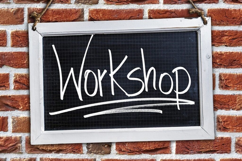 Bild von PIXABAY mit Tafel und Aufschrift Workshop